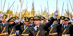 Erdoğan Teğmenlere Resti Çekti