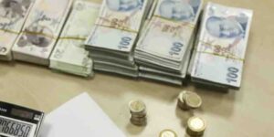 Emekli maaşları yarıya indirildi.