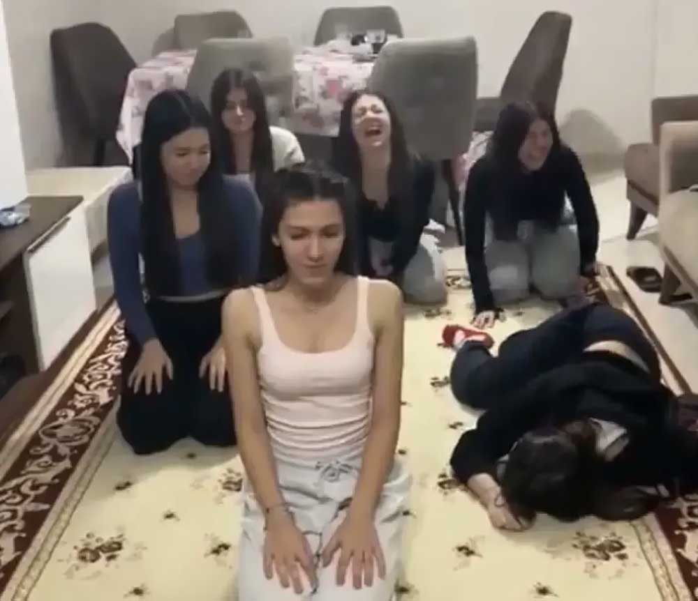 Sosyal Medyada Namaz Kıldıkları Anı Paylaştılar