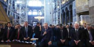 Erdoğan’a Cami Çıkışında Ne Verdiler?